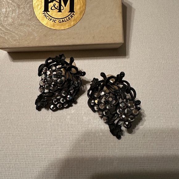 Banana Bob Vintage Earrings - Picture 4 of 6